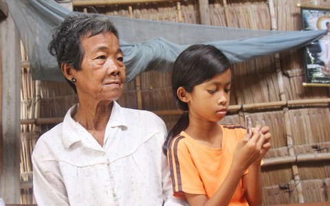 Bố mất, mẹ bỏ đi từ lúc lọt lòng, bé gái 11 tuổi mắc bệnh tim bẩm sinh phải sống cùng bà nội già yếu