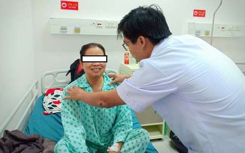 Bác sĩ Sài Gòn mổ bướu giáp cho người phụ nữ qua… miệng, tưởng "điên rồ" nhưng 3 giờ sau đã cử động được miệng
