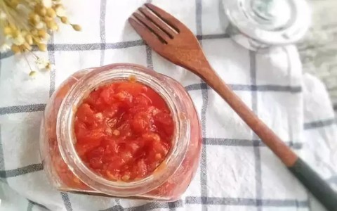 Theo đầu bếp, bạn cũng có thể tự làm một hũ sốt cà chua tại nhà "ngon quên sầu" để dùng dần chỉ với vài bước cơ bản