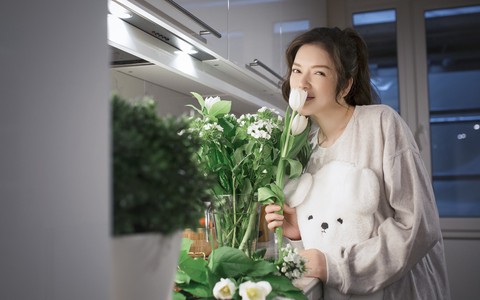 Không váy áo lộng lẫy, Lý Nhã Kỳ nhí nhảnh như gái 18 khi diện đồ ngủ ở nhà
