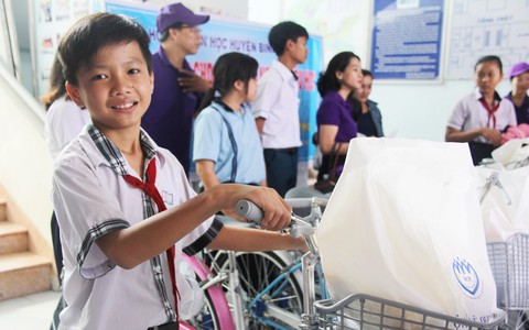 Dậy từ 5 giờ sáng để đi bộ 3km bắt xe buýt tới trường, cậu bé 12 tuổi rớt nước mắt khi được tặng xe đạp