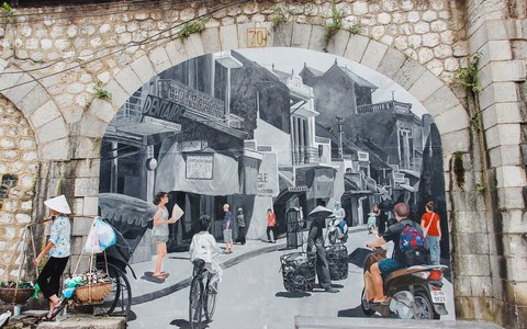 Hà Nội: Phố bích họa Phùng Hưng đã "hồi sinh" và rực rỡ sắc màu sau bao ngày chờ đợi