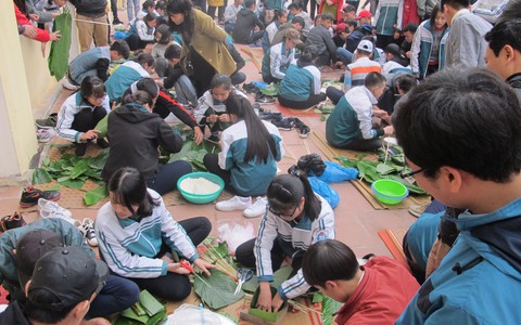 Hàng ngàn học sinh tự gói bánh chưng gửi tâm tình vào Tết yêu thương