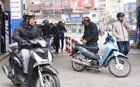 Hà Nội: Nhiều cây xăng chỉ phục vụ 3 giờ trong ngày mùng 1 Tết Nguyên đán