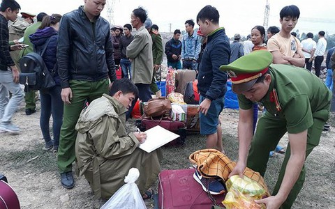 Vụ lật xe làm 13 người thương vong: Tài xế nghe điện thoại khi lái xe?