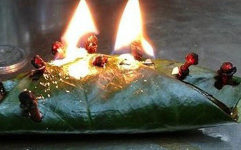 Món ăn kỳ lạ ở Ấn Độ, phải cho lửa cháy phừng phừng vào miệng để thưởng thức nhưng rất đông người chờ ăn