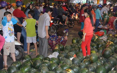 Dưa hấu xả hàng, người dân nườm nượp đi mua trong đêm cuối năm