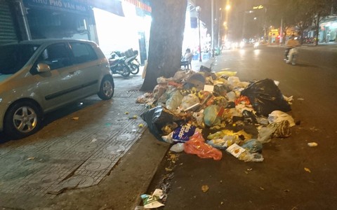 Sau màn bắn pháo hoa mừng năm mới, rác thải lại ngập tràn khắp các tuyến đường như một “thông lệ”