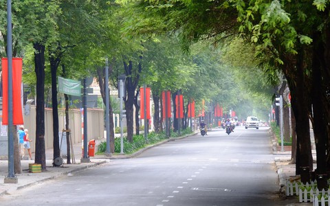 Đường phố vắng vẻ, người dân Sài Gòn thoải mái đạp xe, ra giữa đường chụp hình du xuân sáng mùng 1 Tết