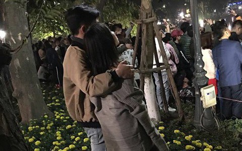 Cặp đôi vô tư nhất đêm 30 Tết: Đứng trong luống hoa xem pháo bông cho rõ