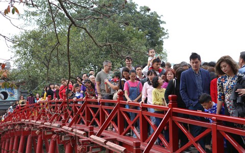Mùng 2 Tết: Người dân chen chân lên cầu Thê Húc, Phủ Tây Hồ chật cứng người đi lễ