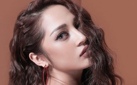 Đầu năm Bảo Anh bất ngờ cắt phăng mái tóc dài, dự định bắt đầu một cuộc sống hoàn toàn mới