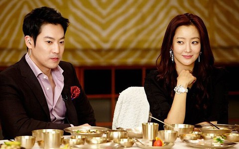 Kim Hee Sun tiết lộ màn chồng cô vạch áo khoe cơ bắp ngay trong ngày đầu gặp gỡ