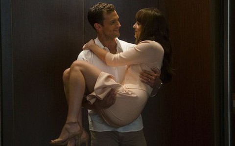 Phần cuối “Fifty Shades Freed” bị ví như "một cuộc hẹn tồi tệ từ Tinder kéo dài 3 năm"