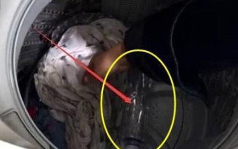 Cho 2 chai nước khoáng vào trong máy giặt để giặt quần áo, điều kỳ diệu sẽ xảy ra
