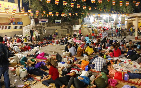 Tây Ninh: Đến cổng chùa Bà, người dân vẫn vô tư ăn uống, xả rác bừa bãi rồi trải chiếu ngủ la liệt đợi trời sáng