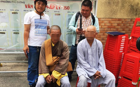 Bình Dương: Bắt hai đối tượng giả nhà sư bán nhang đèn giá cắt cổ để "quyên góp từ thiện" cận lễ hội Rằm Tháng Giêng