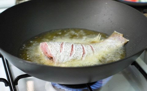 Bởi vì bạn còn mắc những lỗi sau nên món cá bạn nấu mãi vẫn chưa thơm ngon