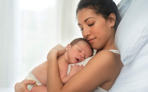 Khoa học chứng minh mẹ càng ôm con nhiều, trí não con càng phát triển
