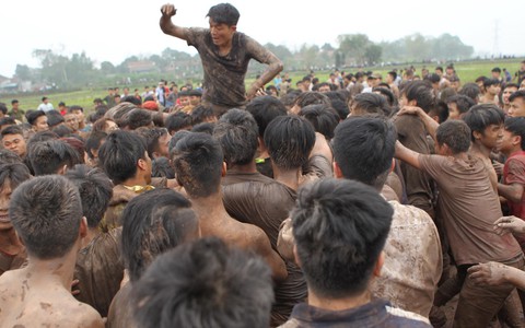 Hỗn loạn hội Hiền Quan (Phú Thọ): Hàng nghìn thanh niên lấm lem bùn lầy, giẫm đạp lên nhau tranh cướp phết