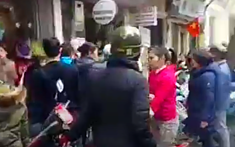 Hà Nội: Tóm gọn một thanh niên nghi xông vào cửa hàng trên phố Hàng Trống, mở tủ "cướp" Ipad