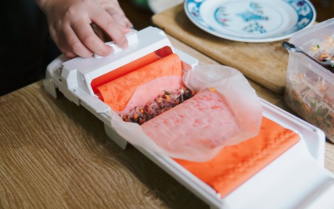 Máy cuốn nem giúp bạn cuốn cả trăm chiếc nem nhanh hơn: hứa thật nhiều, thất hứa cũng thật nhiều