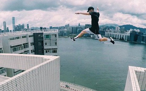 Lao nhanh trên sân thượng, nhảy qua các tòa nhà đầy nguy hiểm, 3 thanh niên khiến netizen Trung phẫn nộ vì hành động dại dột