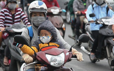 Sài Gòn lạnh bất ngờ nhiệt độ xuống thấp đến 19 độ C, người dân co ro đi làm trong những ngày cuối năm