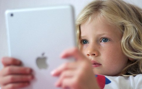 Thấy con gái 7 tuổi ngẩn ngơ rồi tắt vội màn hình iPad, mẹ rụng rời khi phát hiện con mình bị gửi tin nhắn bệnh hoạn