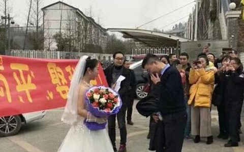 Cô giáo mặc váy cưới tinh khôi, cầu hôn bạn trai ngay bên ngoài nhà tù gây sốt cộng đồng mạng