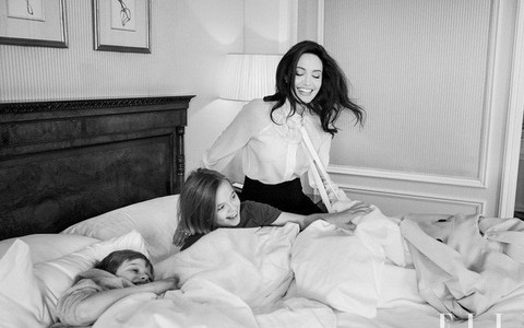 Angelina Jolie đẹp viên mãn, chia sẻ bài học truyền cảm hứng cho con gái