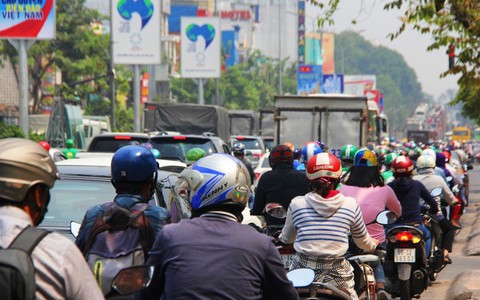 Đường vào Tân Sơn Nhất kẹt cứng, giao thông hỗn loạn ngày cận Tết