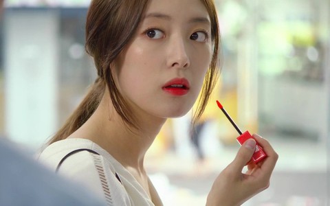 Bị bạn thân lôi ra đường mà không kịp makeup, cô gái kiên quyết không vào order trà sữa khi chưa "tô son, kẻ mày"