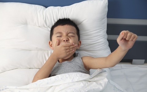 Những cách đánh thức trẻ không gây sát thương mà bà mẹ nào cũng nên biết để thôi "đánh vật" mỗi buổi sáng