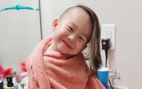Màn nhận lỗi siêu yêu của "cậu bé tóc mây" lém lỉnh khiến mẹ không thể nhịn cười