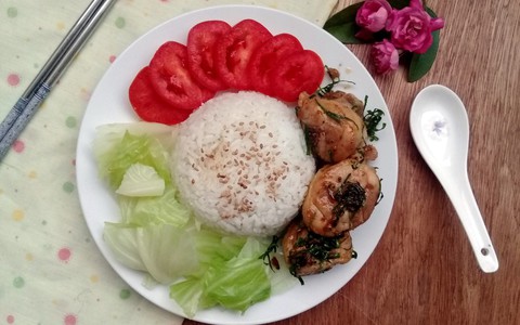 Bữa trưa văn phòng ngon miệng đơn giản với cơm gà rang lá chanh