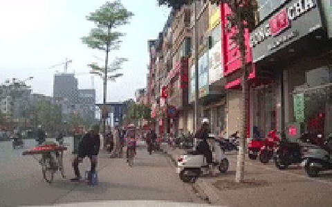 Clip: Hành động đẹp của anh bán mận dành cho chị Vespa làm ấm lòng cư dân mạng
