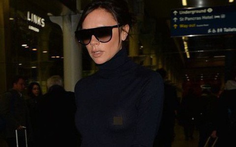 Victoria Beckham lộ cả nhũ hoa giữa sân bay đông người vì thả rông vòng 1
