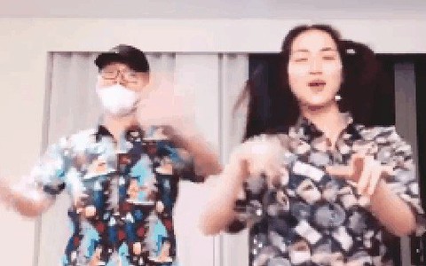 Dù bị trêu nhảy như chém hoa quả, Đức Phúc vẫn "lầy" hết cỡ cạnh Hòa Minzy