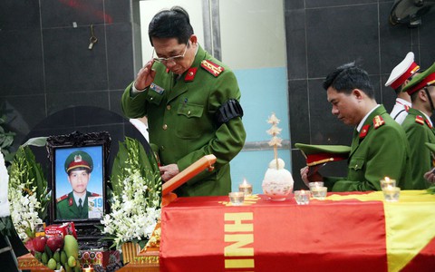 Đồng đội, người thân nghẹn lòng trong giờ phút tiễn biệt Thượng sĩ Chử Văn Khánh - chiến sĩ cứu hỏa hi sinh khi làm nhiệm vụ