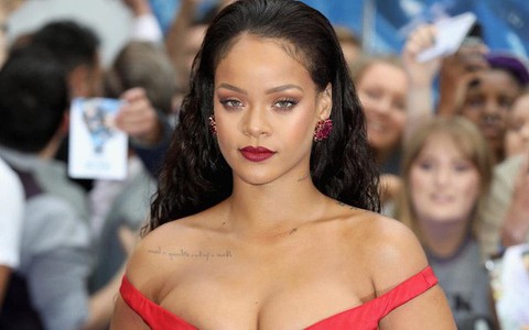 Dù đã bước sang tuổi 30 nhưng điều gì giúp cho Rihanna luôn giữ được thân hình cân đối?