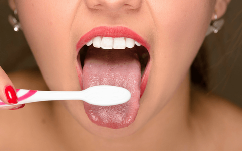 Lưỡi của bạn có thể rất bẩn cùng vô số vi khuẩn và đây là cách làm sạch chúng