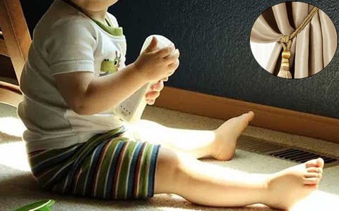 Chơi đùa với sợi dây nhà nào cũng có, bé 2 tuổi bị thắt cổ đến chết
