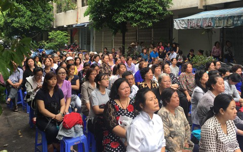 TP.HCM: Xử án bạo lực ngay trong khu dân cư, các bà mẹ rủ nhau đi xem để về dạy dỗ con cái