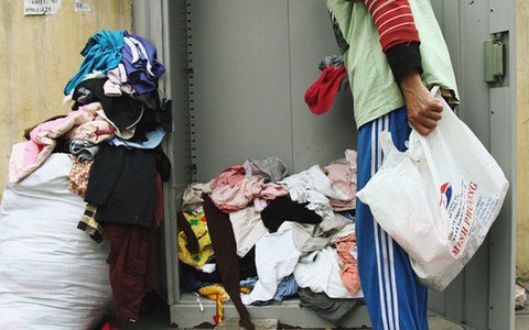 Cái kết buồn của tủ quần áo "ai thừa ủng hộ, ai thiếu đến lấy" ở Hà Nội: Người gom đồ từ thiện đi bán, người tặng cả áo rách, quần lót cũ