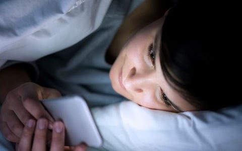 Chuyên gia Y tế cao cấp Anh "vạch mặt" sát thủ gây ung thư bạn vẫn tiếp xúc trước khi ngủ