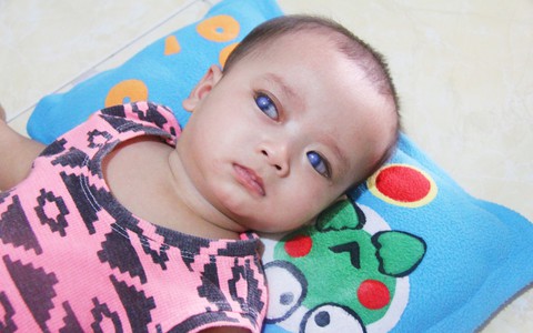 Bé trai 6 tháng tuổi có nguy cơ mù vĩnh viễn, người mẹ trẻ nuốt nước mắt đi tìm ánh sáng cho con