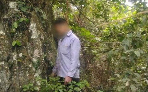 Phát hiện người đàn ông chết trong tư thế treo cổ, giống nghi phạm sát hại 2 cha con đi lấy mật ong