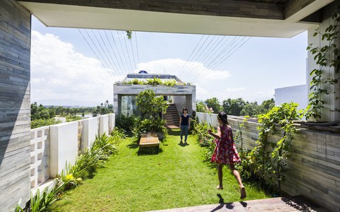 Ngôi nhà sâu 35m với khu vườn trên sân thượng đẹp muốn hờn ở Đà Nẵng