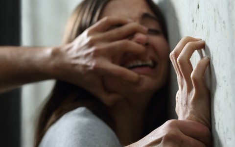 Giám đốc 47 tuổi hãm hiếp bạn gái 12 tuổi của con trai